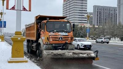 別慌！道路保障不打烊 清雪戰(zhàn)隊(duì)“追著”雪花跑