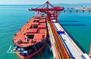 全國首個40萬噸干散貨數(shù)智碼頭在山東港口青島港投產