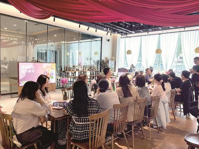 青年夜校點(diǎn)亮青春“夜生活”