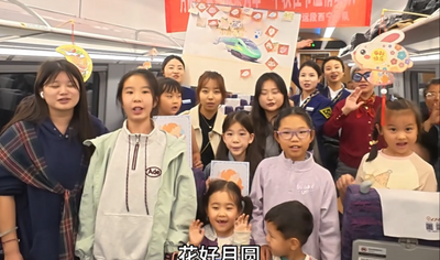 鄂爾多斯至呼和浩特列車上“月滿旅途 情系列車”中秋宴火熱開(kāi)啟