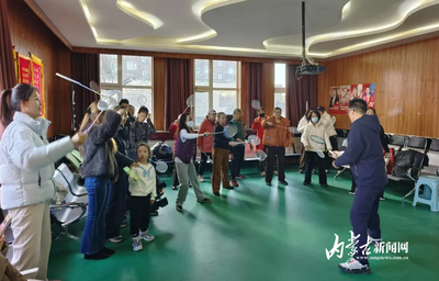 專業(yè)教練現(xiàn)場傳技 羽毛球惠民活動走進社區(qū)