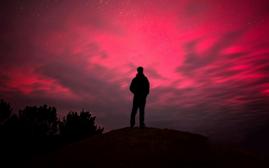 呼伦贝尔现罕见粉色极光