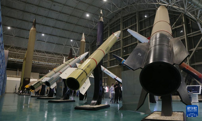 伊朗展示自研导弹与无人机