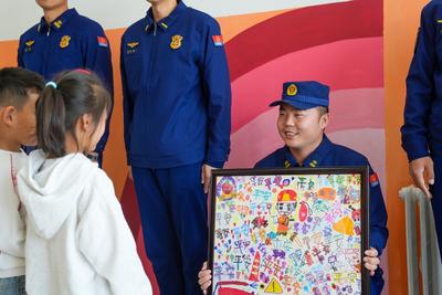 興安盟：消防“藍(lán)朋友”與萌娃的雙向奔赴