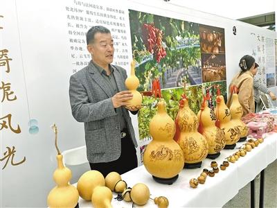 烙鐵代筆火為墨 葫蘆烙畫綻新顏