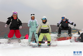 內(nèi)蒙古扎蘭屯：冰雪嘉年華 冬季旅游熱