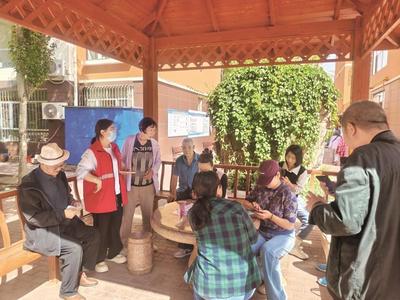 青山社區(qū)：“拉家?！崩锫犆衤?“小板凳”上解民憂