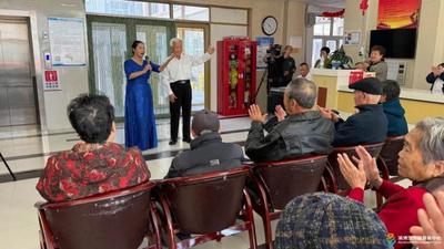 湖北社區(qū)藝術(shù)團(tuán)走進(jìn)華頤老年健康養(yǎng)護(hù)中心開(kāi)展慰問(wèn)演出