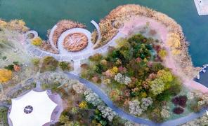 日出染霞映青城