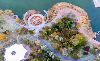 日出染霞映青城