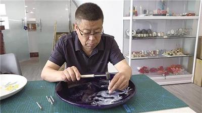 以刀為筆 瓷上“刺繡”  