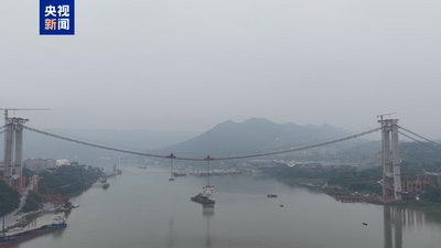 世界在建最大跨径公轨两用悬索桥首节钢桁梁吊装完成