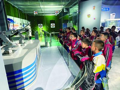 烏蘭察布：智能空間展讓學(xué)生感受科學(xué)“活態(tài)”魅力