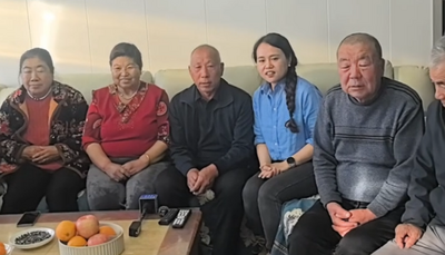 航天员王杰亲友观看直播盼团圆