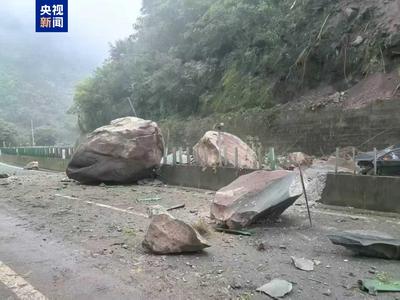 G85銀昆高速云南昭通段發(fā)生山體落石 昆明至重慶方向交通中斷