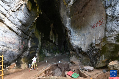考古人员在三亚落笔洞遗址发现海南最早墓葬