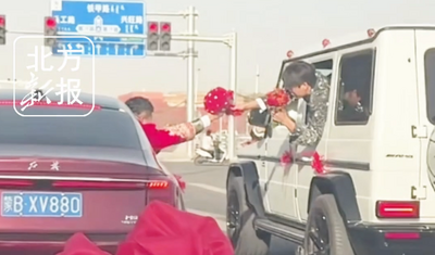 內(nèi)蒙古兩撥接親隊(duì)伍偶遇 等紅燈時(shí)新郎互換手捧花