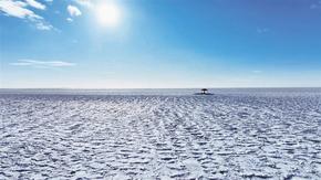 呼倫湖現(xiàn)罕見“龍鱗冰”奇觀 