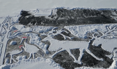 呼倫貝爾白樺技藝傳承人以冰為紙腳為筆 在湖面“踩”出巨幅《鶴鹿同春》