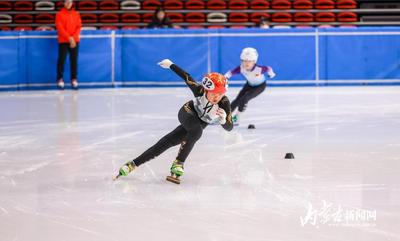 全國(guó)大眾冰雪季呼和浩特市大眾短道速度滑冰公開(kāi)賽鳴槍