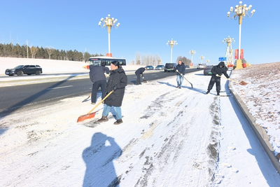 人保財險伊金霍洛旗支公司鏟雪除冰護(hù)航群眾出行