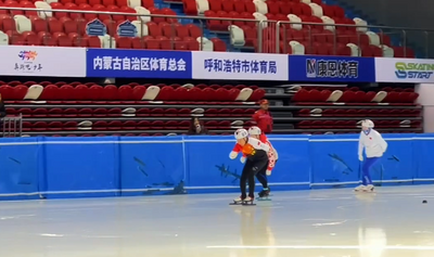 呼和浩特市大眾短道速度滑冰公開賽鳴槍