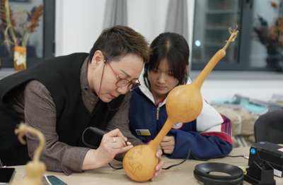 傳統(tǒng)藝術(shù)遇見現(xiàn)代設(shè)計(jì) 職校學(xué)生玩轉(zhuǎn)新國(guó)潮