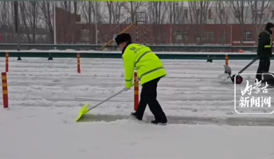 呼和浩特市交警的雪天日常 除雪推車疏導(dǎo)提供開水