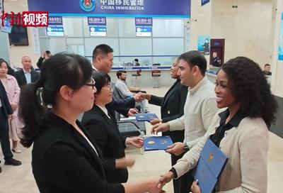 直擊海南自貿(mào)港全島封關(guān)：第一批外國人領(lǐng)取就業(yè)許可、居留許可