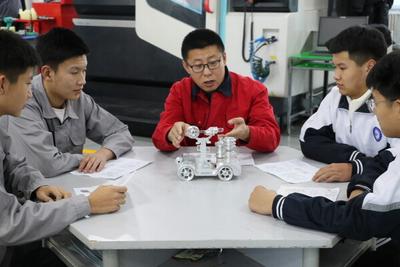 匠心“焐熱”技能夢(mèng)想——興安盟技師學(xué)院李云海榮獲第九屆黃炎培職業(yè)教育“杰出教師獎(jiǎng)”