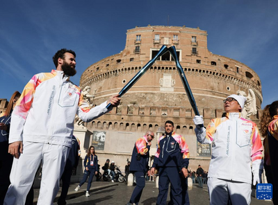 米蘭冬奧會(huì)火炬在羅馬傳遞