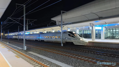 明日通車！提前看高鐵列車穿越烏海