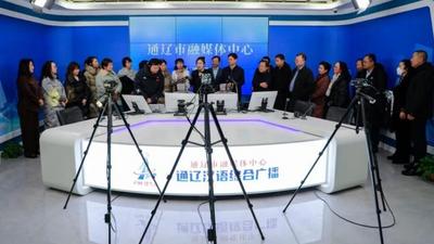 政協(xié)委員忙“打卡” 一線見(jiàn)證城市發(fā)展新貌