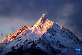云南梅里雪山“日照金山”
