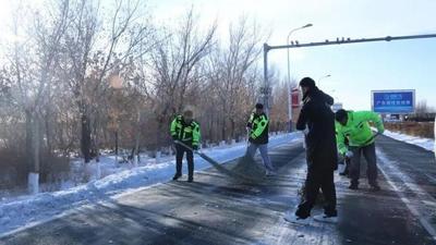 清雪除冰助出行 做好群眾護航人