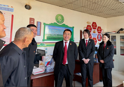 黨旗映暖冬日 法徽照進心田