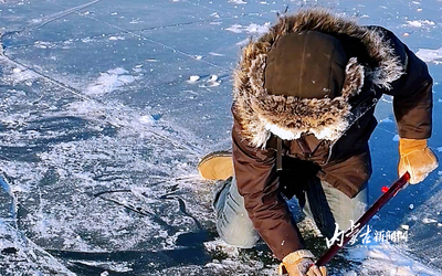 非專(zhuān)業(yè)團(tuán)隊(duì)出圈！三名水暖工在呼倫湖冰面雕琢“奔騰駿馬”