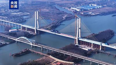 世界在建最長(zhǎng)高鐵橋梁進(jìn)度刷新 跨京杭運(yùn)河斜拉橋順利合龍