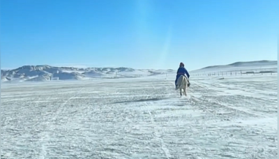 “白毛風(fēng)”天氣擔(dān)心女兒在草原上迷路 父親騎馬一路護(hù)送