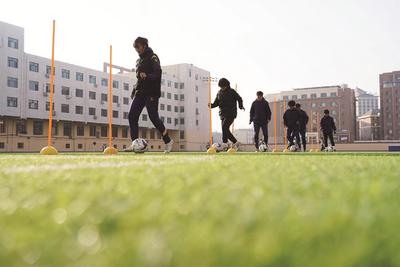 冬日校园足球热