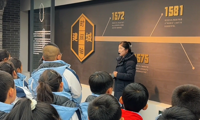 學生走進歸化城展示館感受家鄉(xiāng)古老底蘊