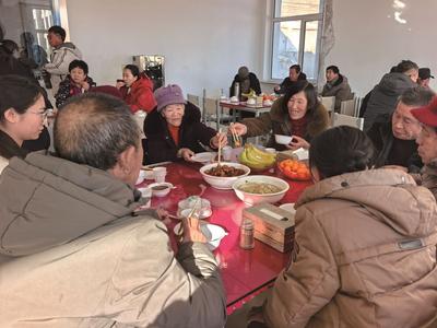 “敬老宴”飄香 孝意暖桑榆