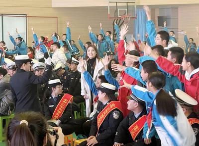 烏蘭察布市舉辦第14個(gè)122“全國(guó)交通安全日”活動(dòng)