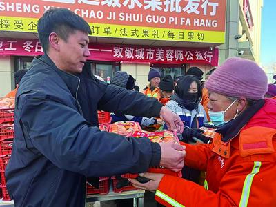 烏蘭察布：風(fēng)雪中送橘退伍特種兵向環(huán)衛(wèi)工人傳遞暖意