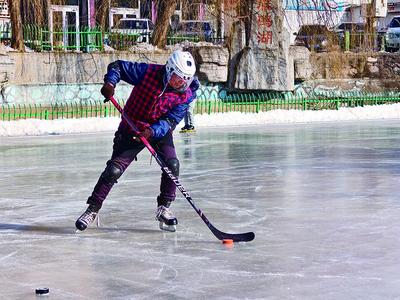 集寧區(qū)：滑冰愛好者冰上逐樂