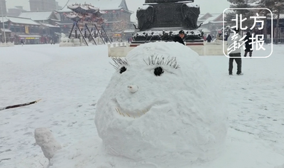 雪后大召?gòu)V場(chǎng)出現(xiàn)多個(gè)創(chuàng)意雪人
