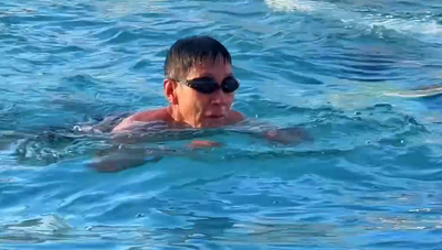 冬泳愛(ài)好者破冰擊水暢享冬日健身樂(lè)趣