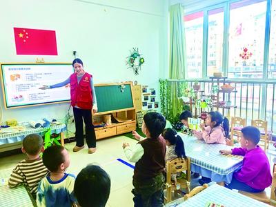 集寧區(qū)志愿者給幼兒送去安全知識