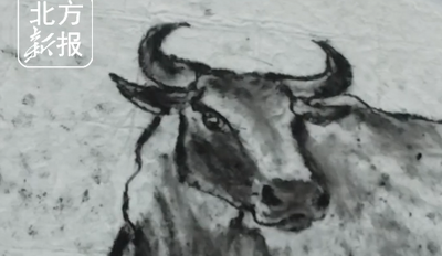 內(nèi)蒙古水暖工以煤為墨 在伊敏河冰面上畫了五頭牛