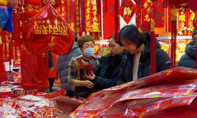 隨著春節(jié)臨近很多市民紛紛選購喜慶的紅燈籠